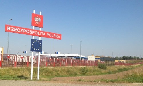Знак Евросоюза и Польши на въезде в КПП Кузница