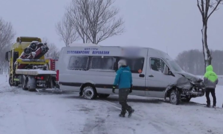 Белорусский автобус с 18 пассажирами из-за снега попал в аварию на трассе в Польше