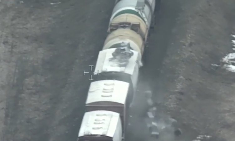 видео, как контрабандисты выгружают сигареты с крыши идущего поезда.