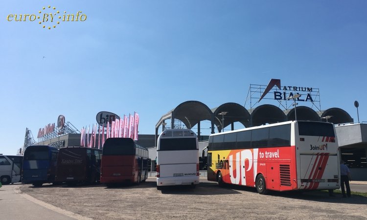 Автобусы у торгового центра Белосток Atrium Biala